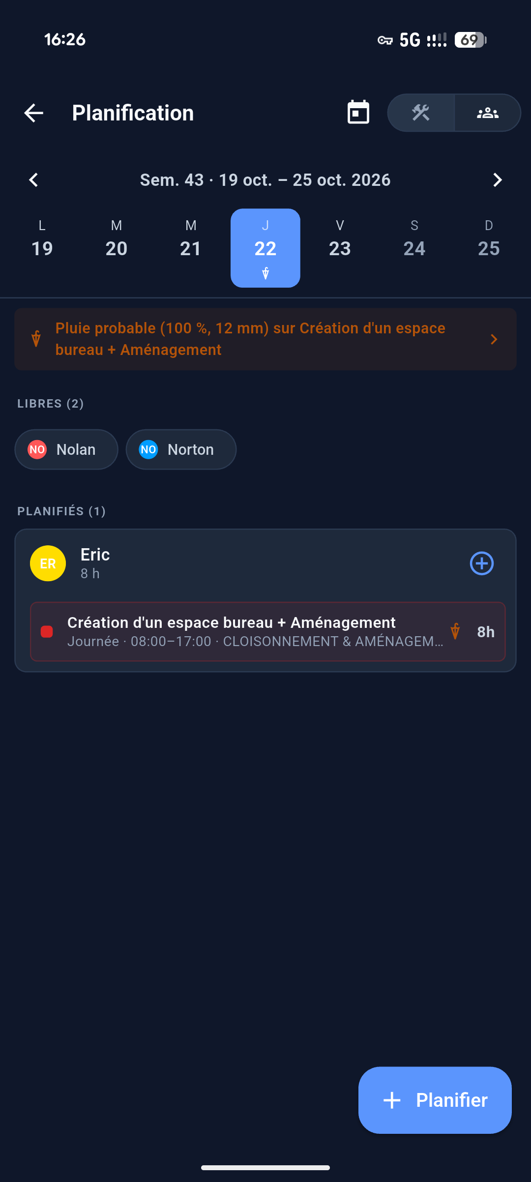 Écran Planification sur mobile : bandeau 7 jours, section Libres et menu d'action tactile